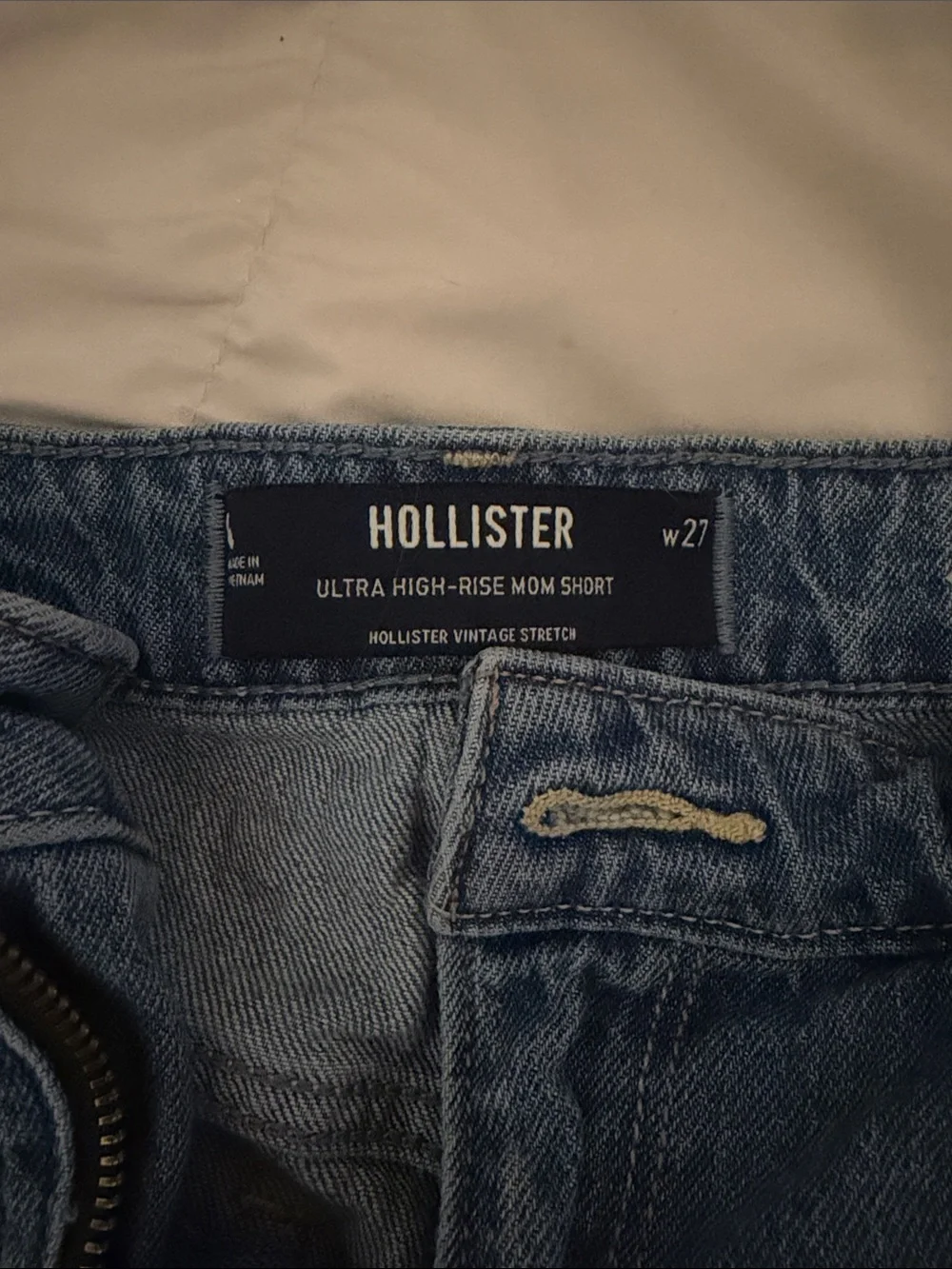 Hollister high waisted jean shorts size 4 (27)